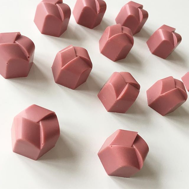 Ruby chocolate bonbons without coloring